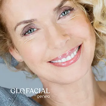 smiling-woman-with-blonde-curls-with-glo2-mobile